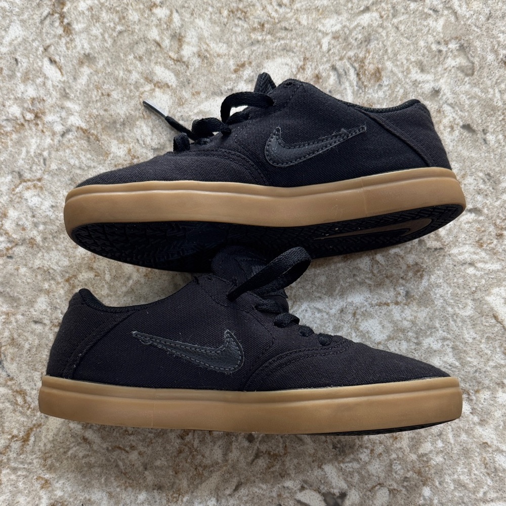 Nike SB Check Solarsoft Black/Gum Boys Shoes 3.5Y – Excellent Condition